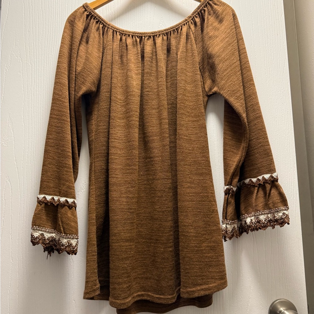 Win-Win Brow Off-Shoulder Tunic with Lace Trim - Picture 4 of 5